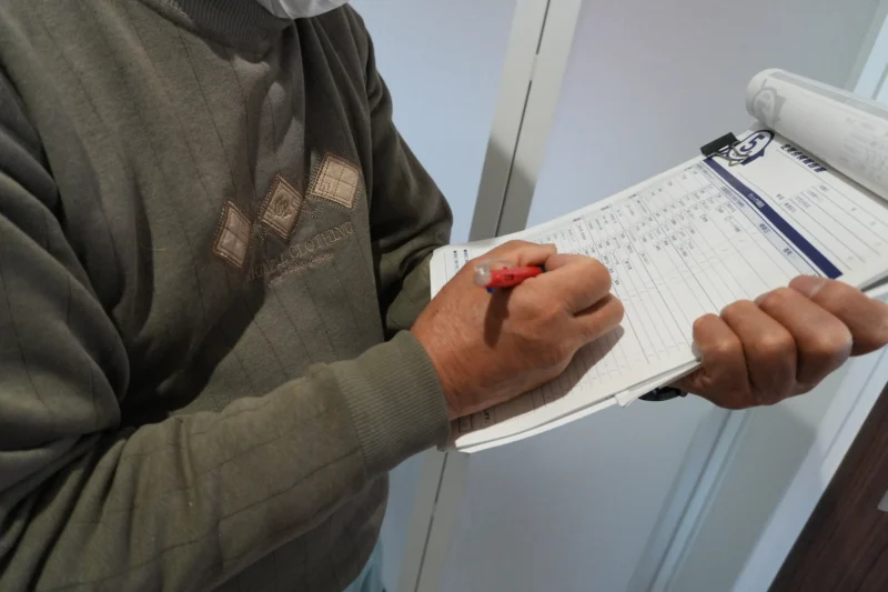 点検チェック項目を埋めている写真