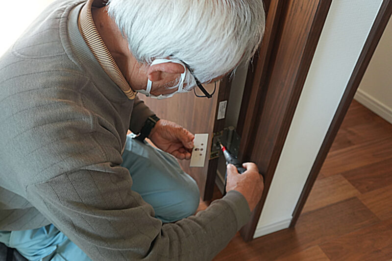 ドアのゆがみを直している写真