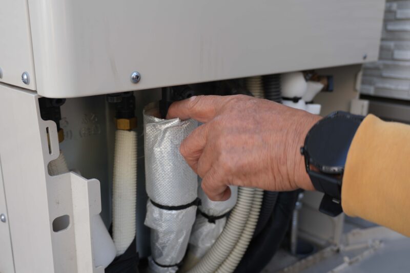 お湯の管を触って確認する