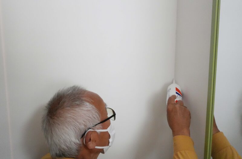 壁のクロスの隙間を埋めている様子